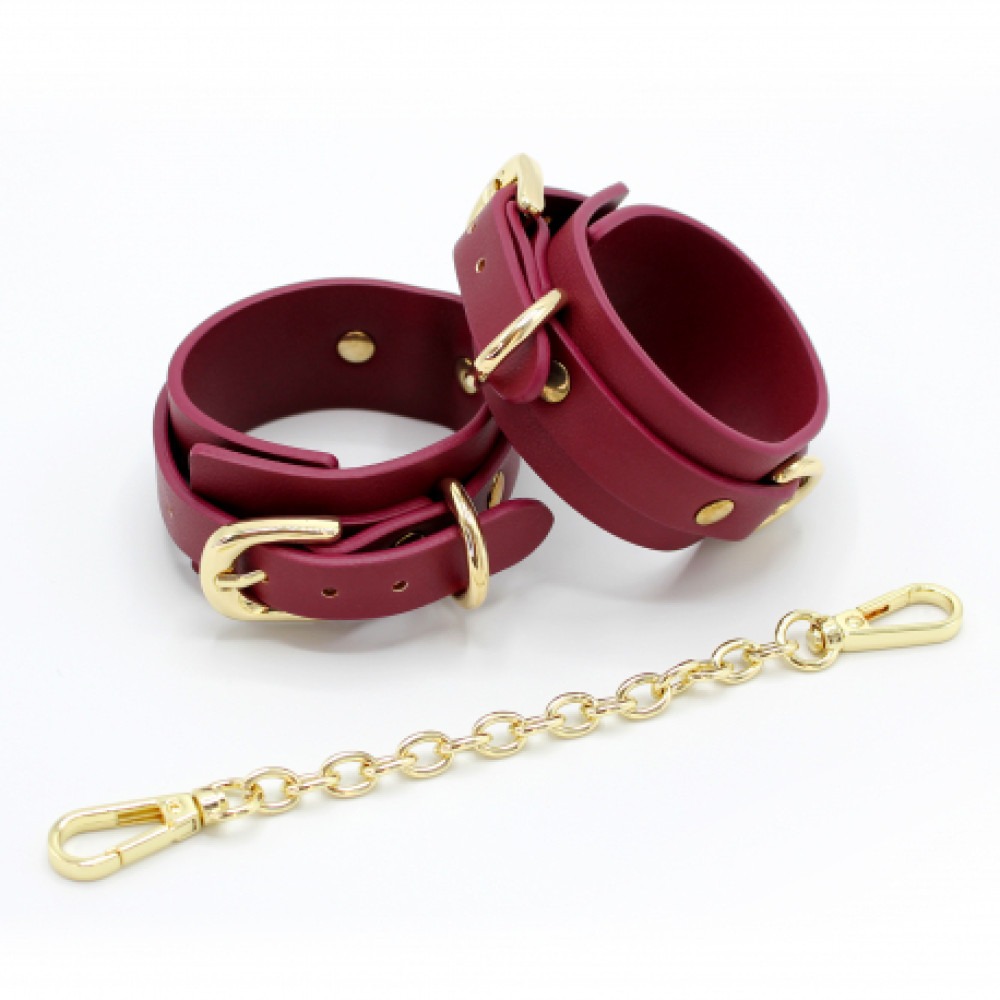 БДСМ игрушки - Наручники из экокожи бордовые Romfun Handcuff с золотистой фурнитурой 2
