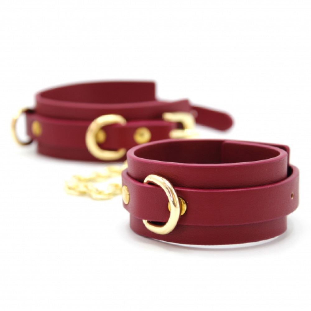 БДСМ игрушки - Наручники из экокожи бордовые Romfun Handcuff с золотистой фурнитурой 1