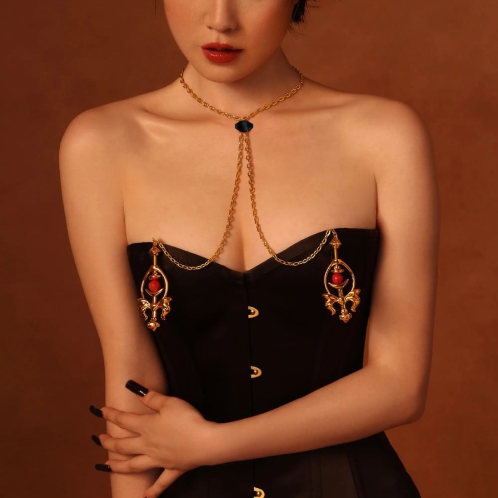 БДСМ игрушки - Зажимы для сосков UPKO Pulling Chain Nipple Clamps с цепочкой-ожерельем, золотистые 4