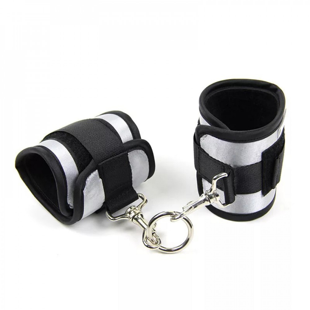 БДСМ игрушки - Набор из кляпа с красным шариком и наручников Roоmfun Ball Gag and Wrist Restraint Set, черный 3