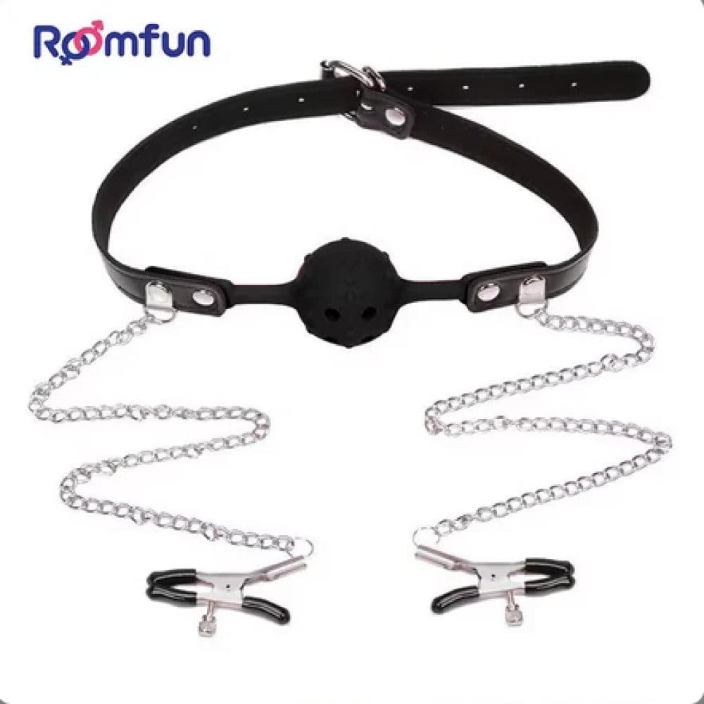 БДСМ игрушки - Кляп-шарик с отверстиями Roomfun и зажимами для сосков, черный