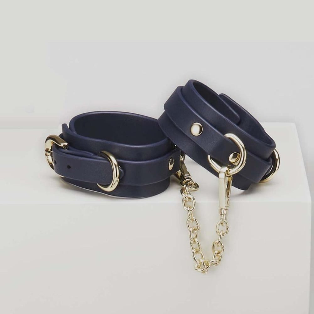 БДСМ игрушки - Наручники из экокожи синие Roоmfun Handcuff с золотистой фурнитурой