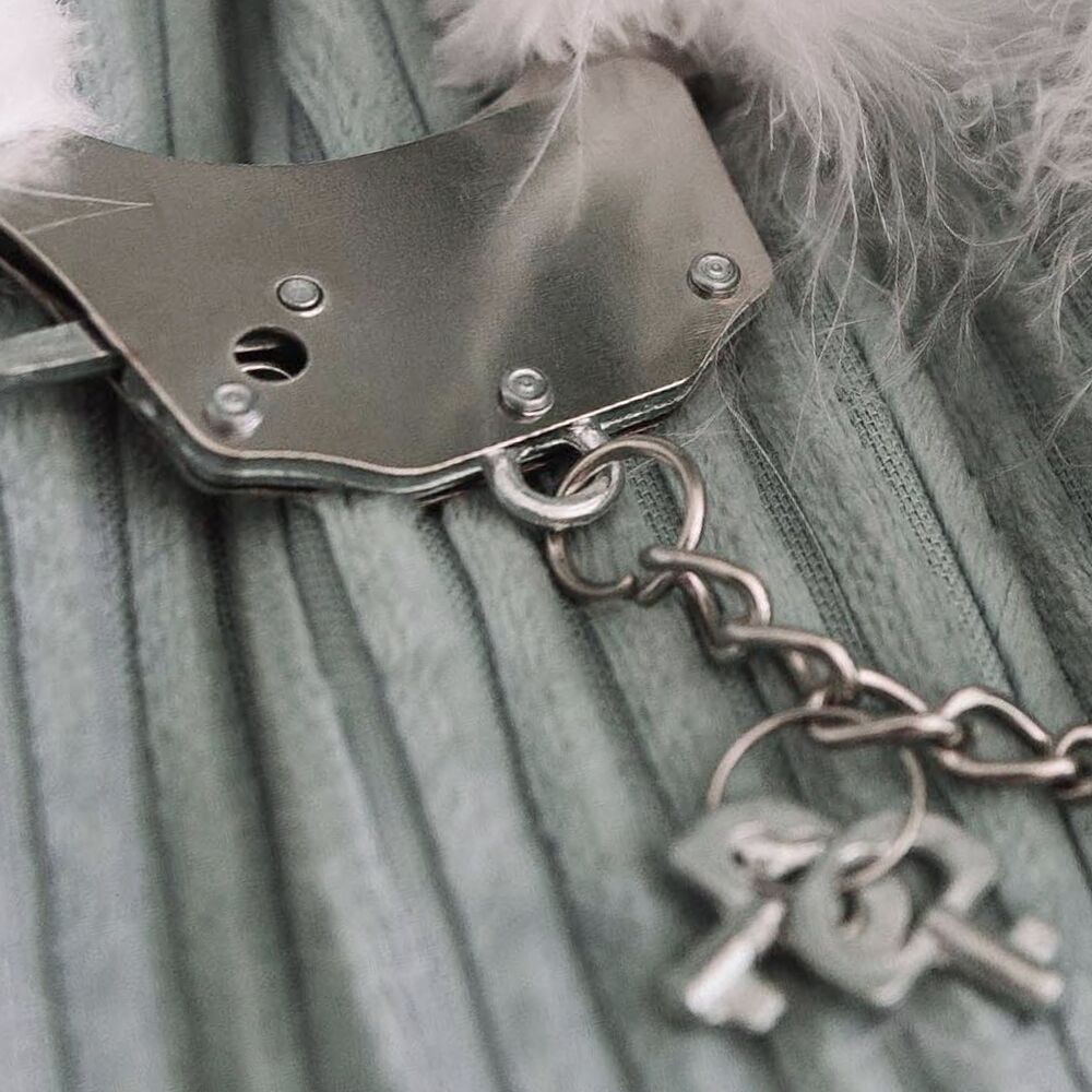 Наручники, веревки, бондажы, поножи - Наручники металлические Adrien Lastic Handcuffs Black с черной пушистой отделкой 3