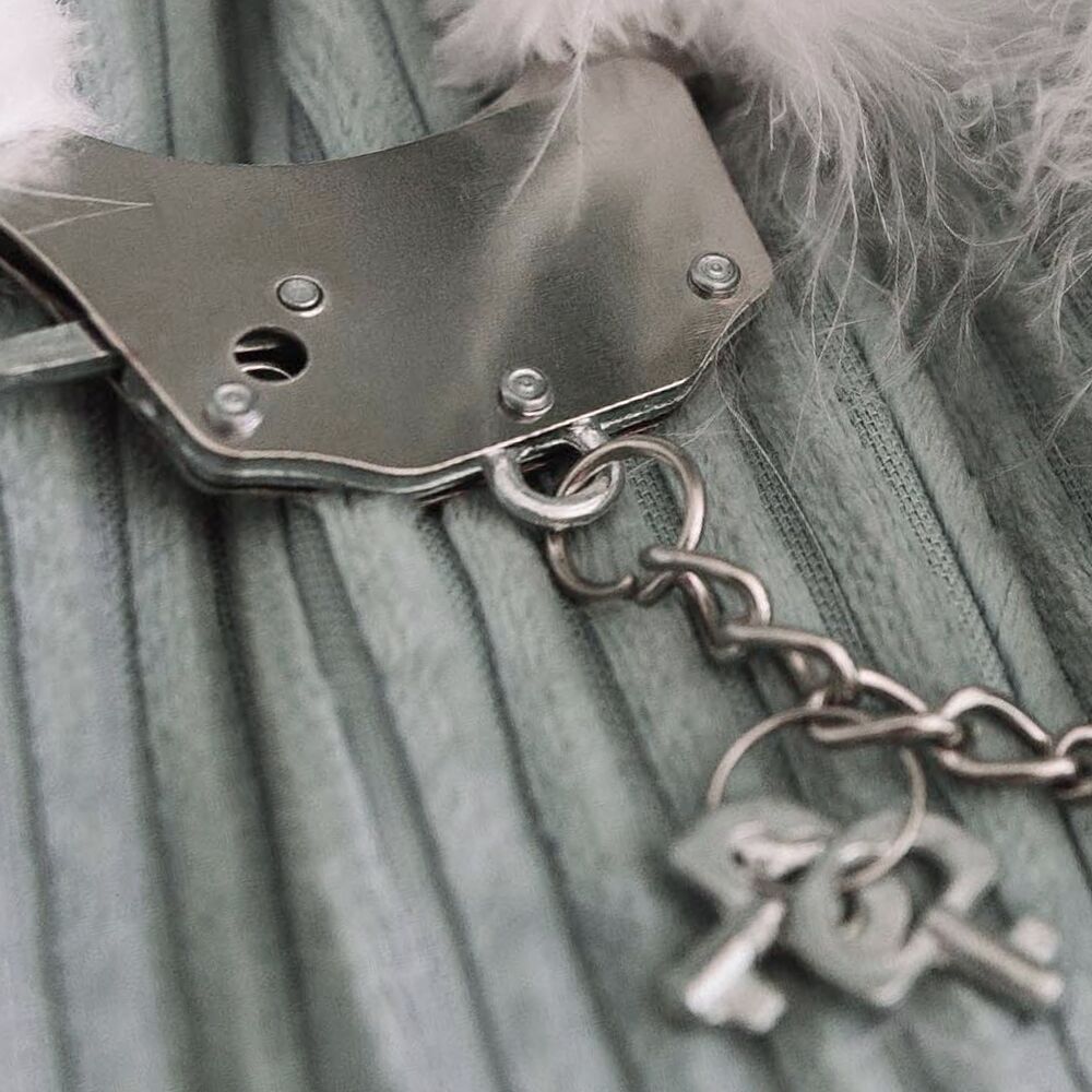 Наручники, веревки, бондажы, поножи - Наручники металлические Adrien Lastic Handcuffs White с белой пушистой отделкой 3
