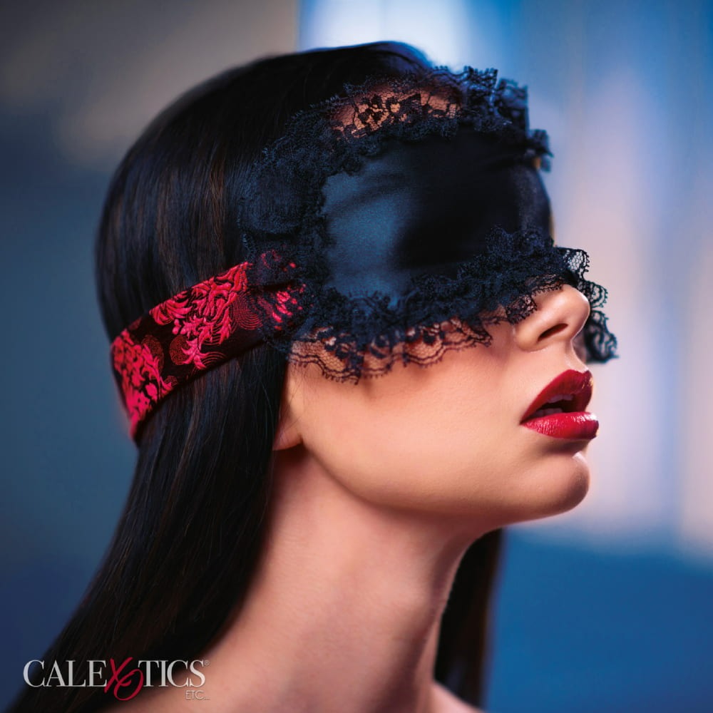 Эротическое белье - Маска на глаза с кружевом и лентами в узор Scandal California Exotic черно-красная